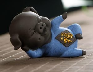 DMtse 可愛快樂福豬紫砂陶瓷雕像動物家居裝飾客廳臥室辦公室裝飾書架電視櫃裝飾茶道雕塑系列：圖片 2