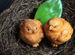 DMtse Hand Carved Natural Wood Bird Statue Cute Funny Sitting Lucky Bird for Animal Sculpture Figurine - Image 4