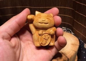 DMtse Hand Carved Natural Wood Lucky Fortune Cat Statue Religious Buddhist Sitting Buddha Sculpture Figurine：圖片 2