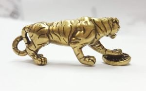 DMtse Chinese Feng Shui Brass Mini Tiger Foot On Lucky Coin Decor Statue Figurines for Animal Sculpture Collectibles Gift：圖片 3