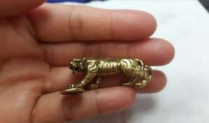 DMtse Chinese Feng Shui Brass Mini Tiger Foot On Lucky Coin Decor Statue Figurines for Animal Sculpture Collectibles Gift：圖片 2