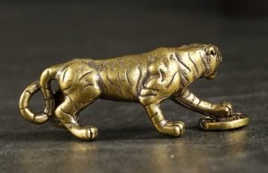 DMtse Chinese Feng Shui Brass Mini Tiger Foot On Lucky Coin Decor Statue Figurines for Animal Sculpture Collectibles Gift：圖片 5