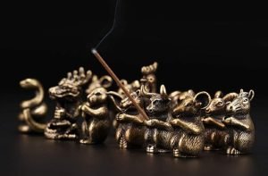 DMtse Brass Mini Antique Dog Statue Incense Holder Burner Ornaments Meditation Serene Statue Figurine Collectible - Image 4
