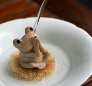 DMtse Handmade Ceramic Zen Meditation Frog and Lotus Leaf Tray Stick Incense Burner Holder Frog Cute Animal Statue Blessing Home Decoration：圖片 2