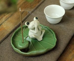 DMtse Handmade Ceramic Zen Meditation Frog and Lotus Leaf Tray Stick Incense Burner Holder Frog Cute Animal Statue Blessing Home Decoration：圖片 4