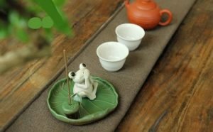 DMtse Handmade Ceramic Mindfulness Meditation Frog and Lotus Leaf Tray Stick Incense Burner Holder Yoga Poses Frog Cute Animal Statue Peace Blessing Home Decoration：圖片 4