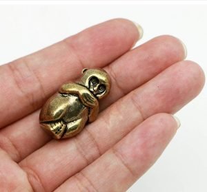 DMtse Brass Mini Antique Monkey Statue Ornaments Meditation Seated Pose Attractive & Serene Small Monkey Statue Figurine：圖片 2