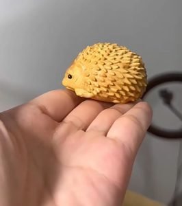 DMtse 手工雕刻天然木質迷你可愛動物刺蝟雕像裝飾品動物主題木雕雕像工藝品家居裝飾：圖片 7