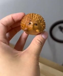 DMtse 手工雕刻天然木質迷你可愛動物刺蝟雕像裝飾品動物主題木雕雕像工藝品家居裝飾：圖片 6