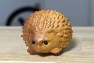 DMtse 手工雕刻天然木質迷你可愛動物刺蝟雕像裝飾品動物主題木雕雕像工藝品家居裝飾：圖片 4